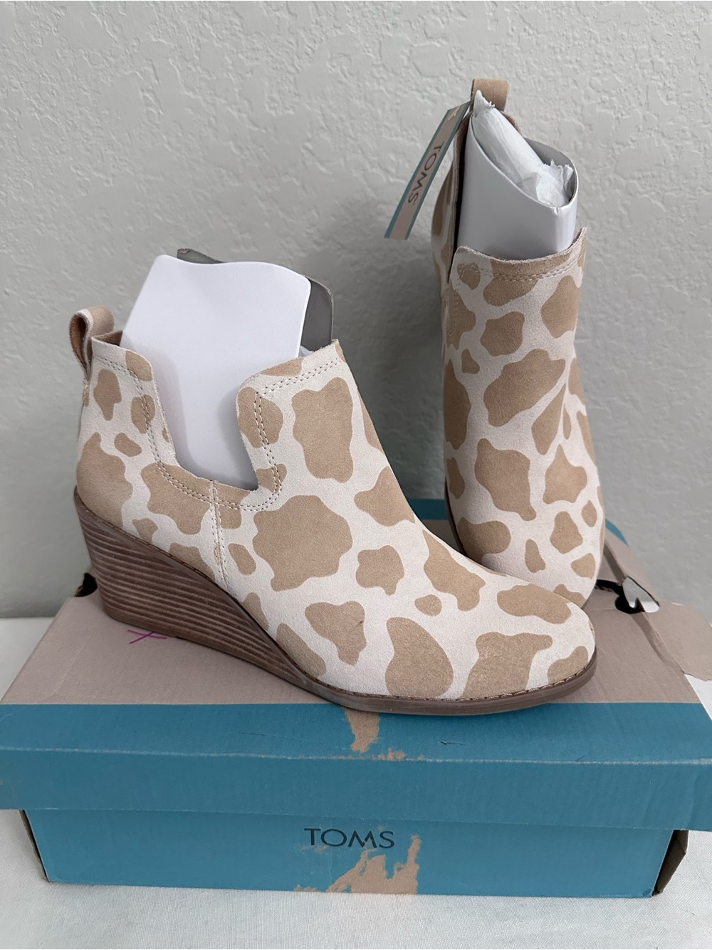 TOMS Women’s Kallie Wedge Bootie in Doe Cow Printed Suede Size 9.5